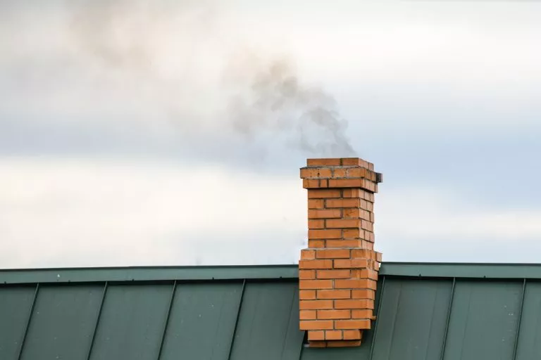 Izolacja przewodów kominowych – czyli czym ocieplić komin?