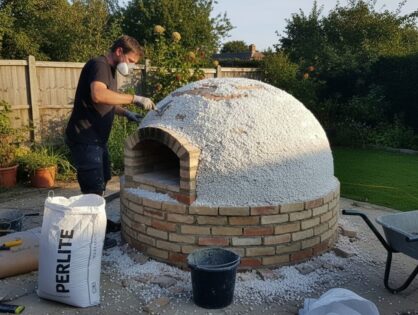 Budowa pieca do pizzy i chleba – jak wykonać izolację kopuły z perlitu?